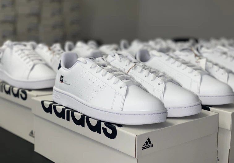 Adidas Advantage mit ACP Firmenlogo