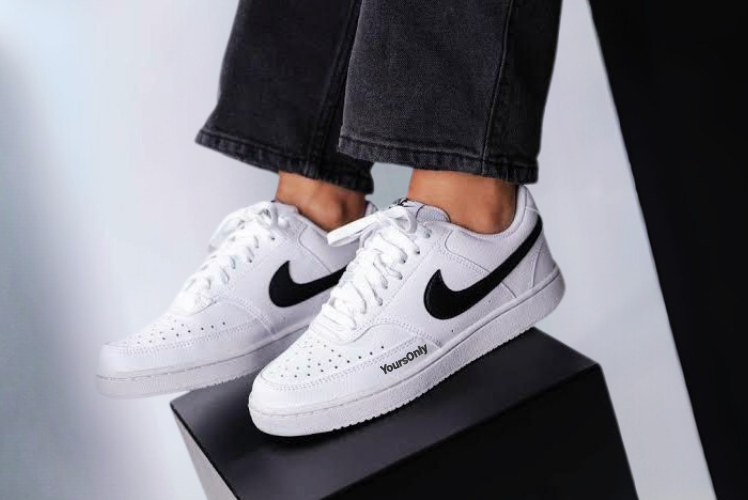 Nike-Sneaker mit eigenem Logo